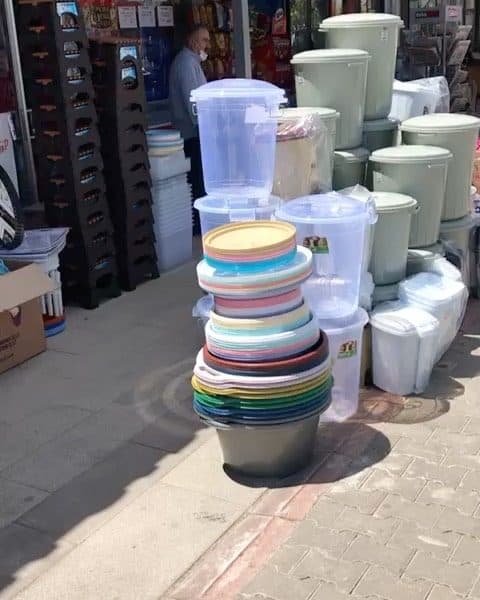 Plastik ev eşyaları reyonu