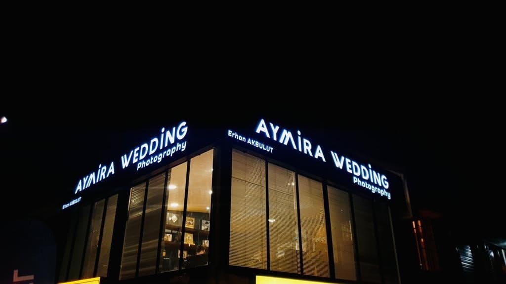 Aymira Garden İncek — aydınlatmalı bahçe ve mekân cephesi