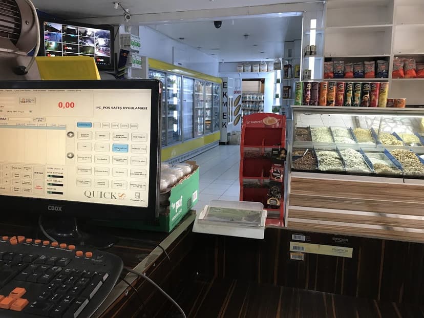 Market iç görünümü ve şarküteri reyonu
