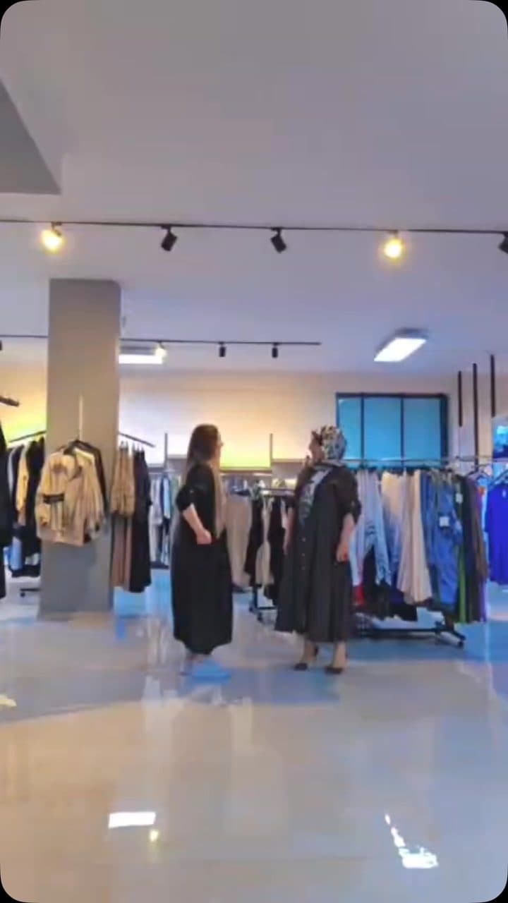 Mağaza iç görünümü ve elbise koleksiyonu