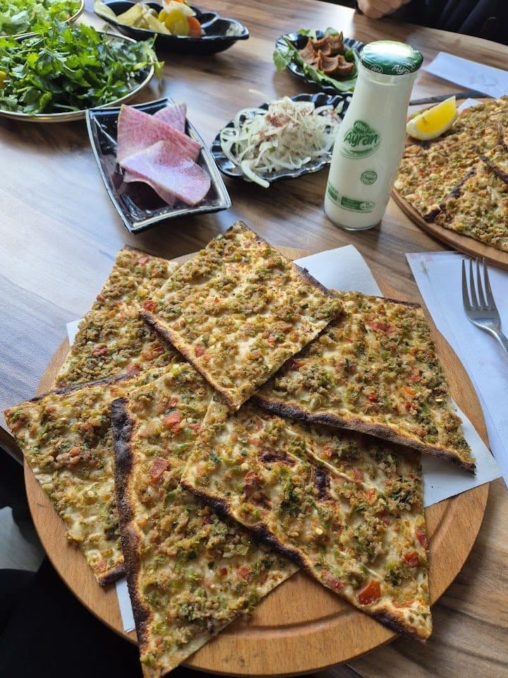Fırından yeni çıkmış etli ekmek