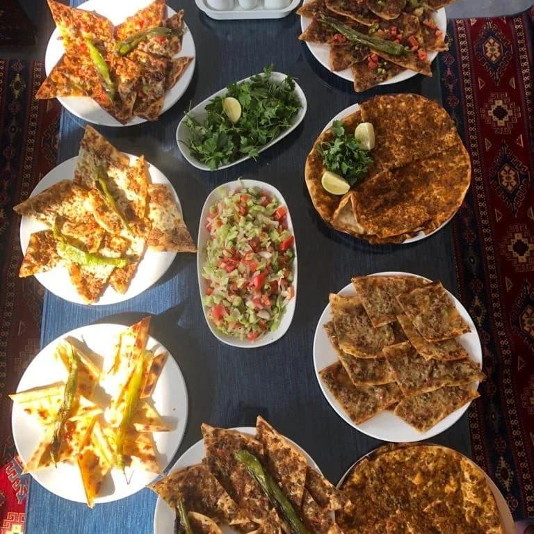 Etli ekmek ve zengin meze sofrası