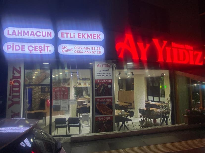 Dükkân cephesi (akşam) — Etli Ekmek, Lahmacun, Pide Çeşit