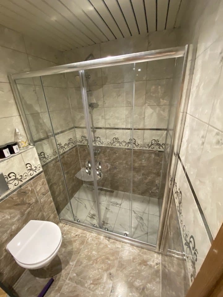 Banyo tadilatı — duşakabin ve seramik uygulaması