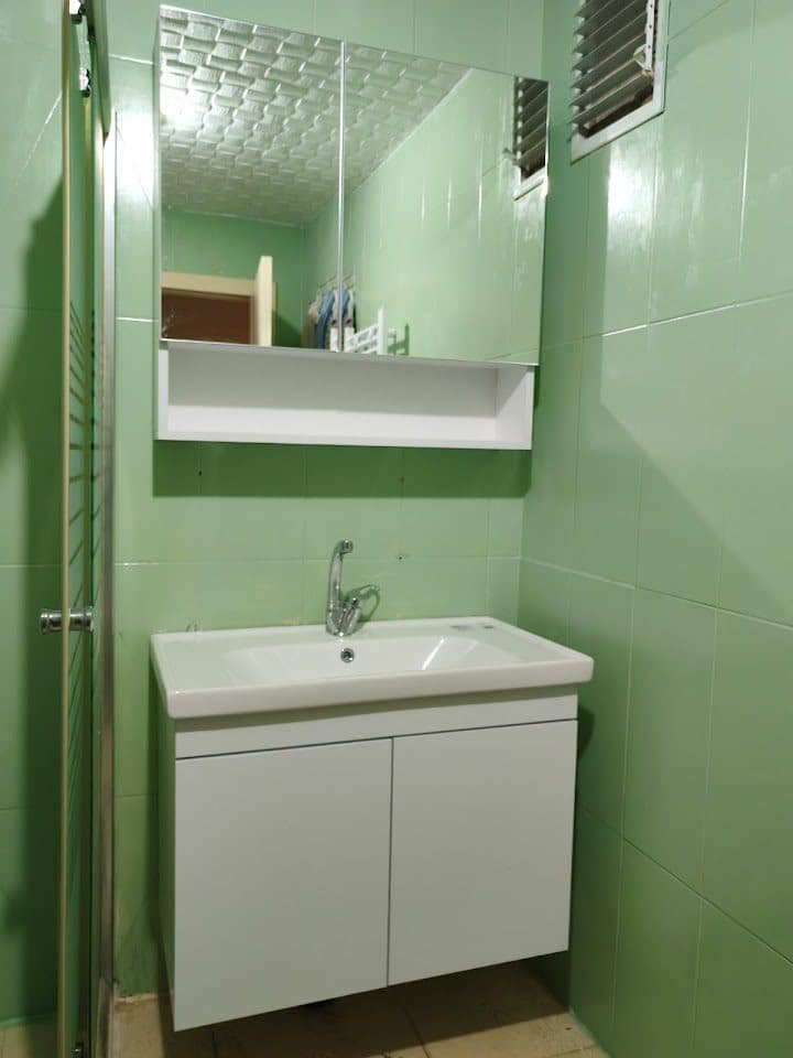 Yenilenen banyo — lavabo ve dolap