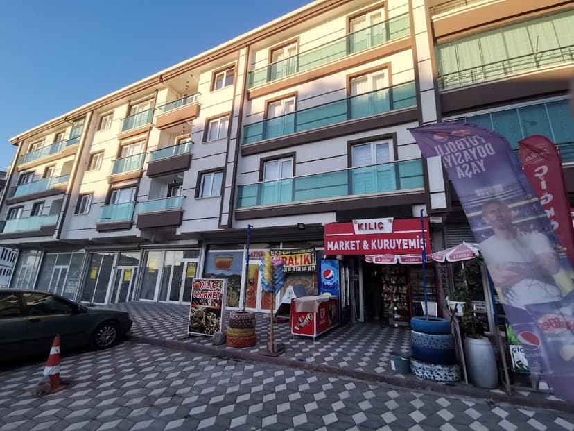 Kılıç Market & Kuruyemiş sokak görünümü