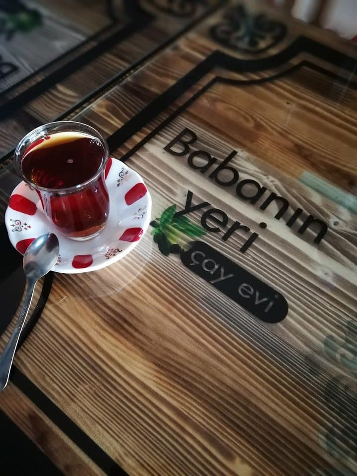 Babanın Yeri logolu masada tavşan kanı çay