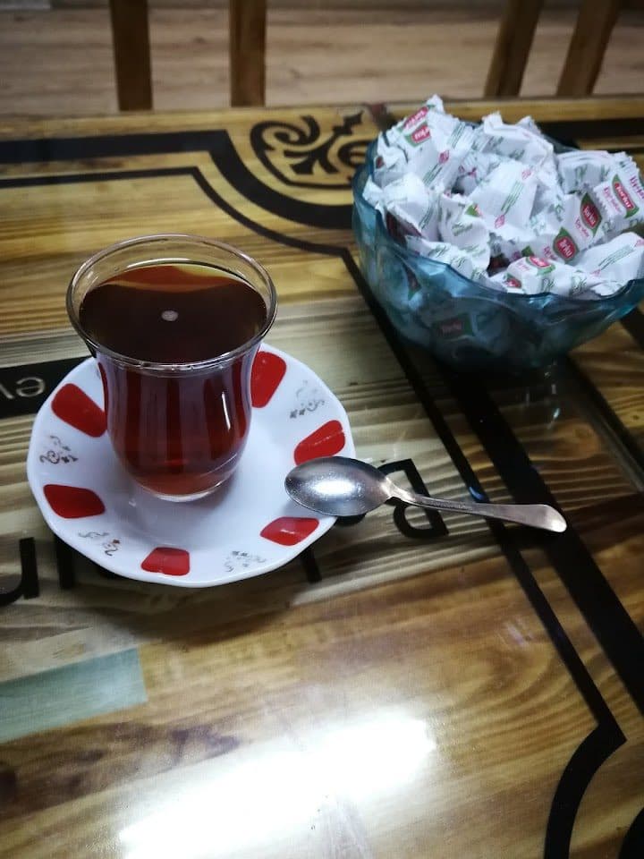 Taze demli bardak çay ve şeker