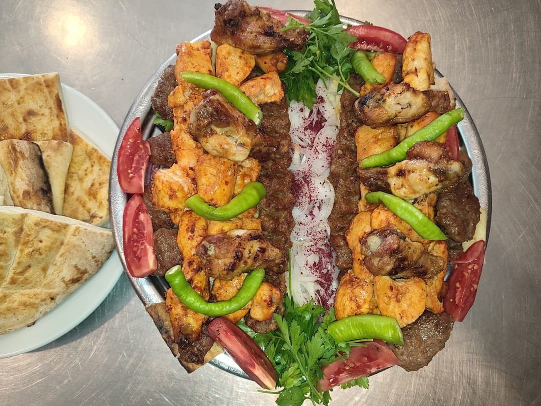Izgara kebap tabağı, közlenmiş sebze ve salata ile