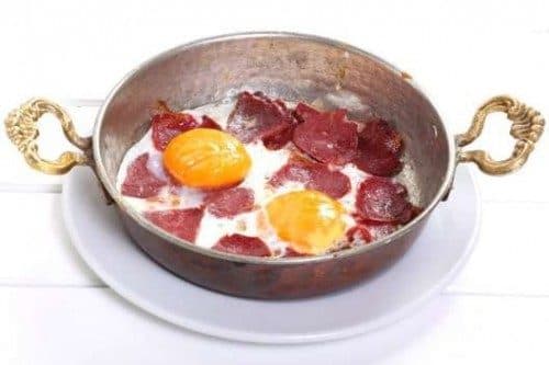 Sahanda kavurmalı yumurta