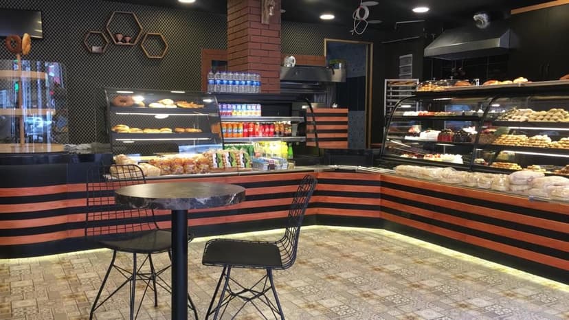 Fırın-cafe iç mekânı ve oturma alanı