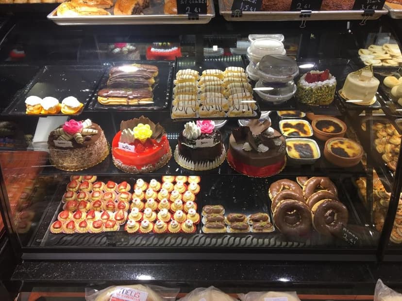 Baklava ve tatlı çeşitleri vitrini