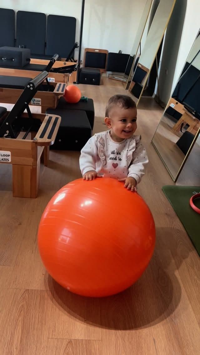 Pilates topu ile stüdyo çalışması