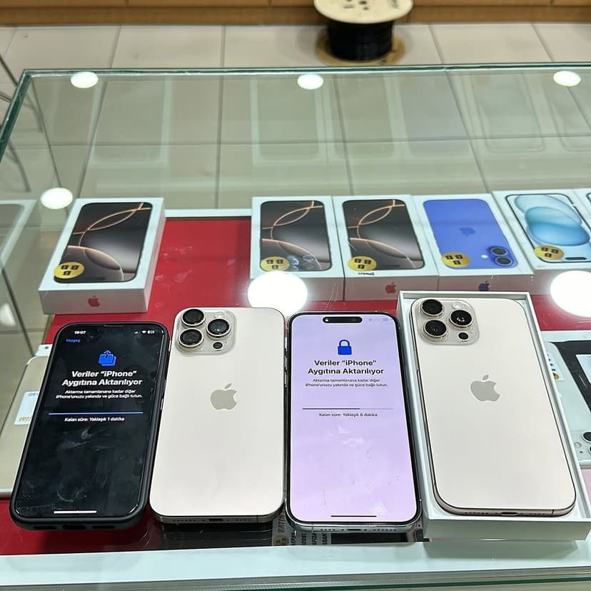 Vitrinde sergilenen akıllı telefonlar