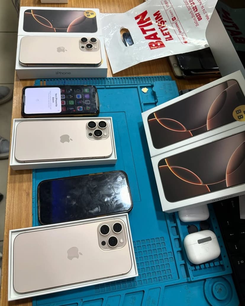 iPhone kutuları ve teşhir ürünleri