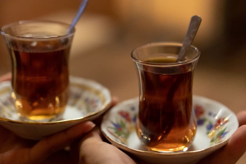 Geleneksel bardaklarda servis edilen çay (temsili görsel)