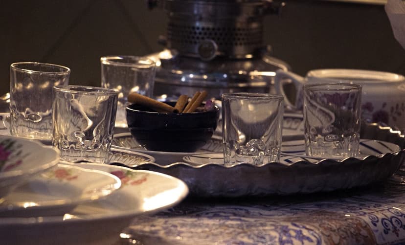 Kıraathane atmosferinde çay ve kahve (temsili görsel)