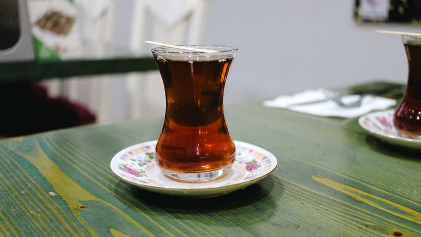 Ahşap masada ince belli çay bardağı (temsili görsel)