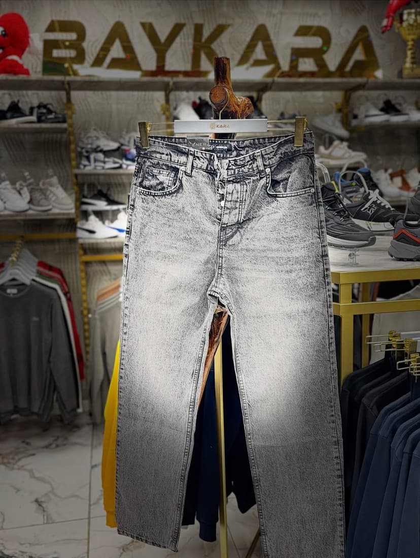 Kot pantolon ve mağaza içi sneaker duvarı
