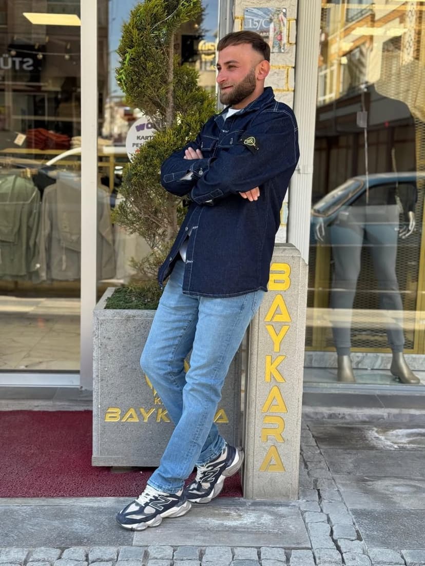 Mağaza önünde günlük kot kombin