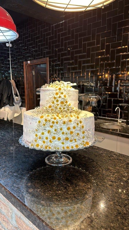 Papatya süslemeli iki katlı yaş pasta
