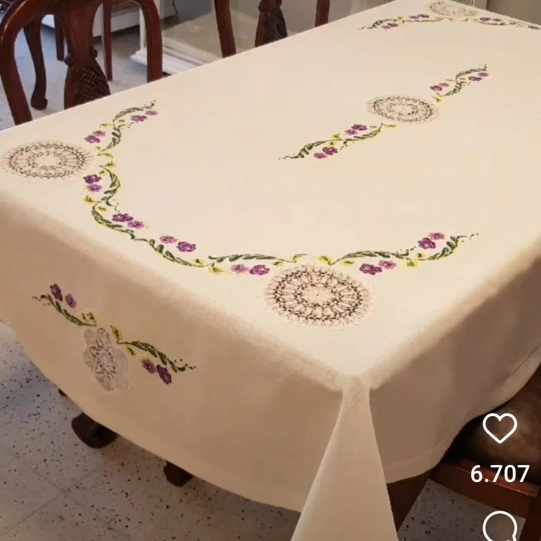Kanaviçe işlemeli krem masa örtüsü — Belinay Çeyiz