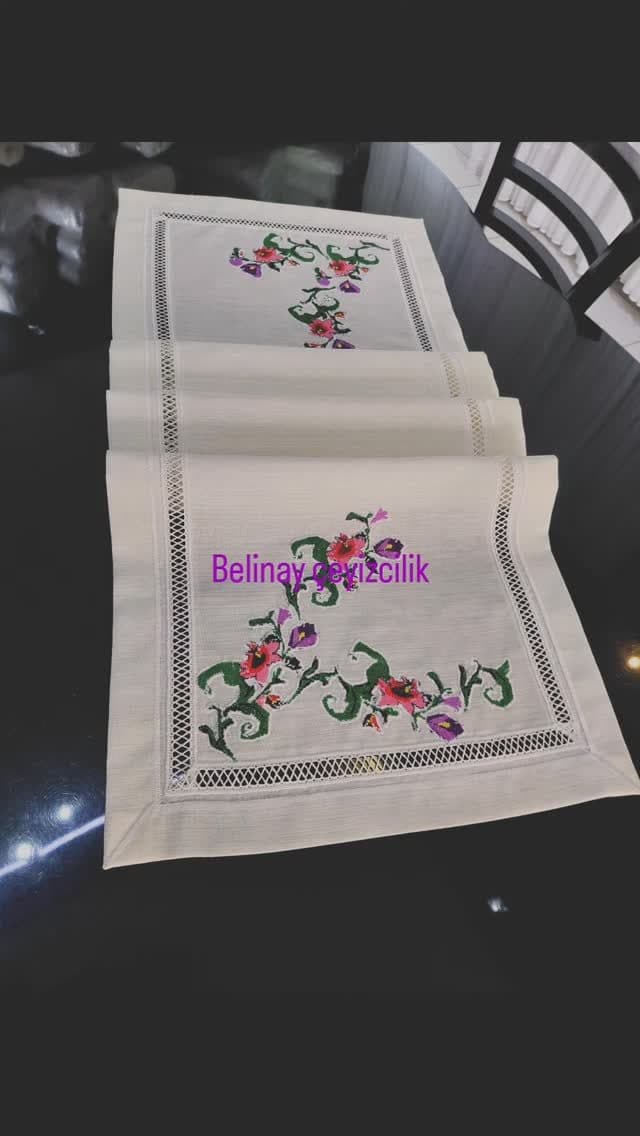 Dantel kenarlı işlemeli masa örtüsü