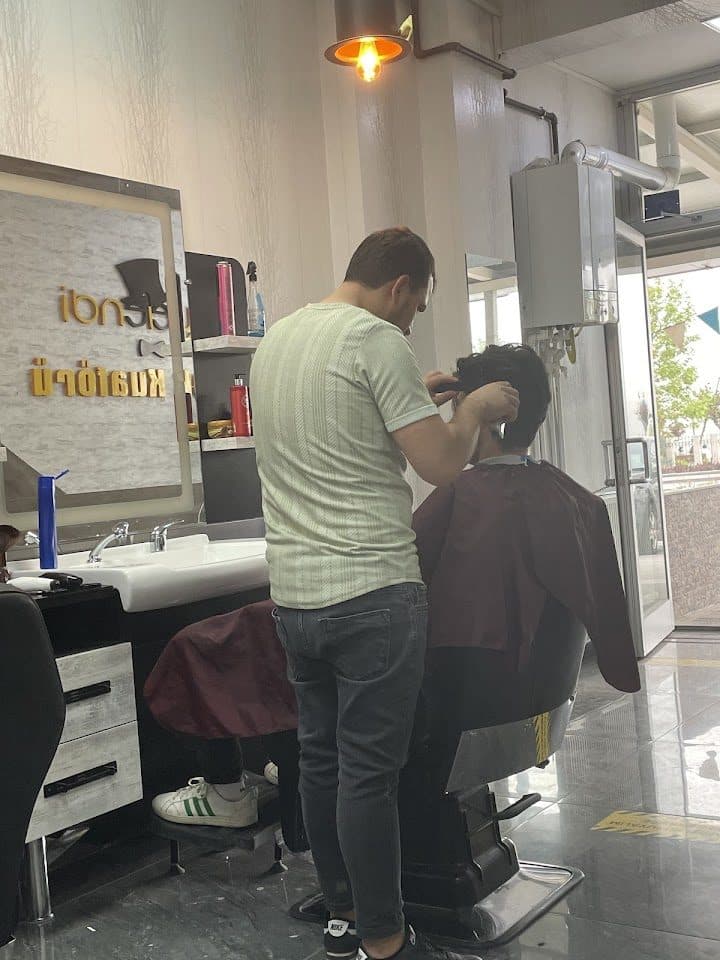 Beyefendi Erkek Kuaförü — dükkân içi, kesim sırasında