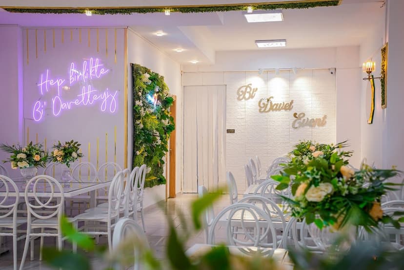 Bi'davet Davet Evi salonu — "Bi' Davet Event" panosu ve çiçekli dekor
