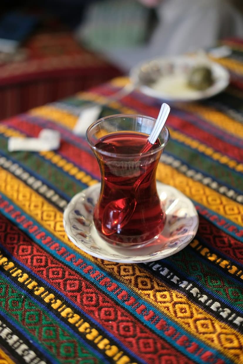 Geleneksel bardakta demli Türk çayı (temsili görsel)