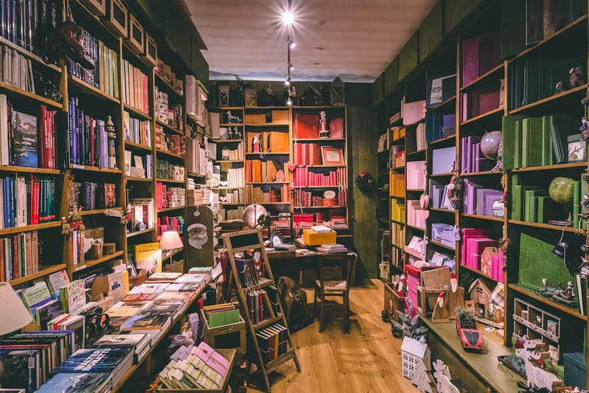 Raflarda kitap ve kırtasiye ürünleri (temsili görsel)