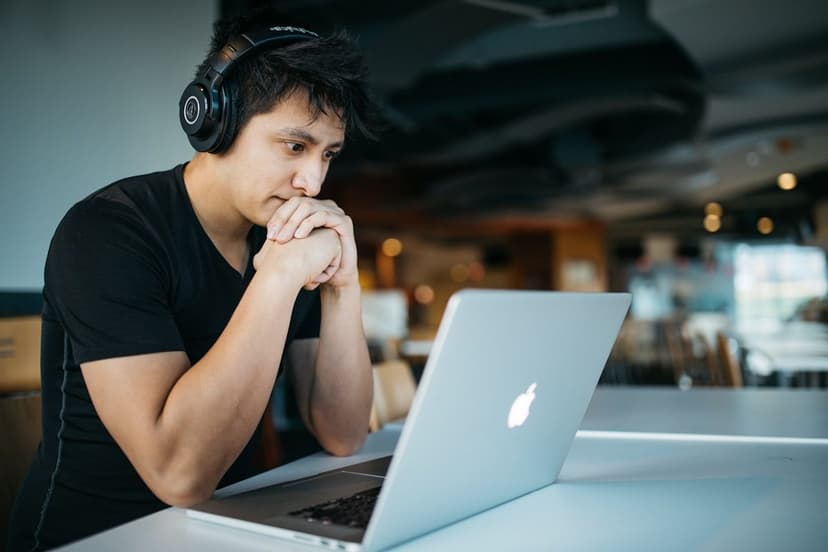 Online mentorluk dersine odaklanan öğrenci (temsili görsel)