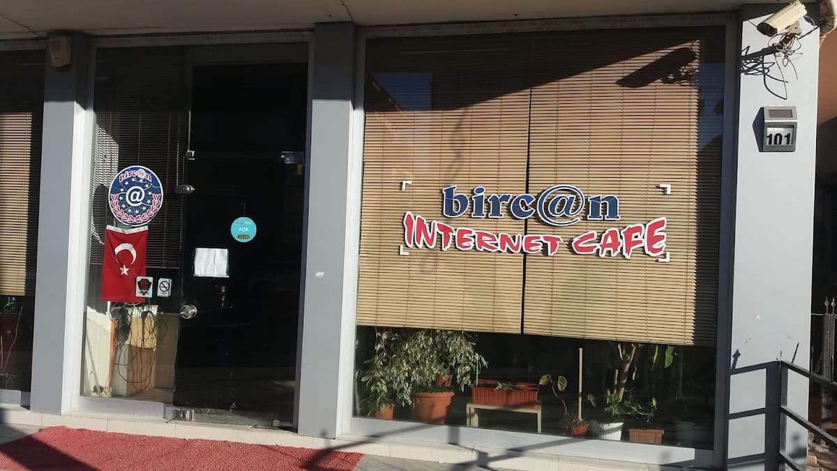 Bircan İnternet Kafe dükkân girişi ve tabelası