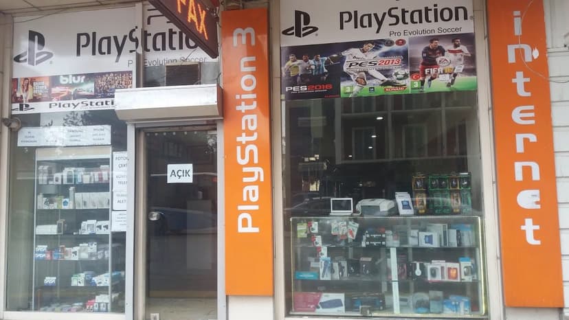PlayStation oyun ve aksesuar reyonu