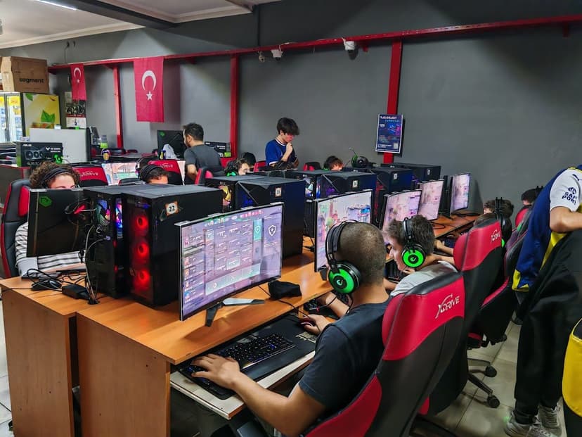 Oyuncularla dolu oyun salonu — Bircan Net İnternet Kafe