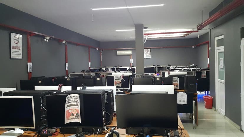 Sıra sıra dizili oyun bilgisayarları ve geniş salon