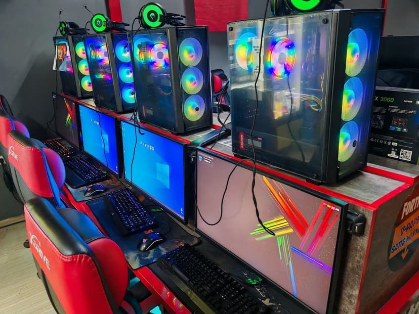 RGB aydınlatmalı oyun bilgisayarları ve oyuncu koltukları