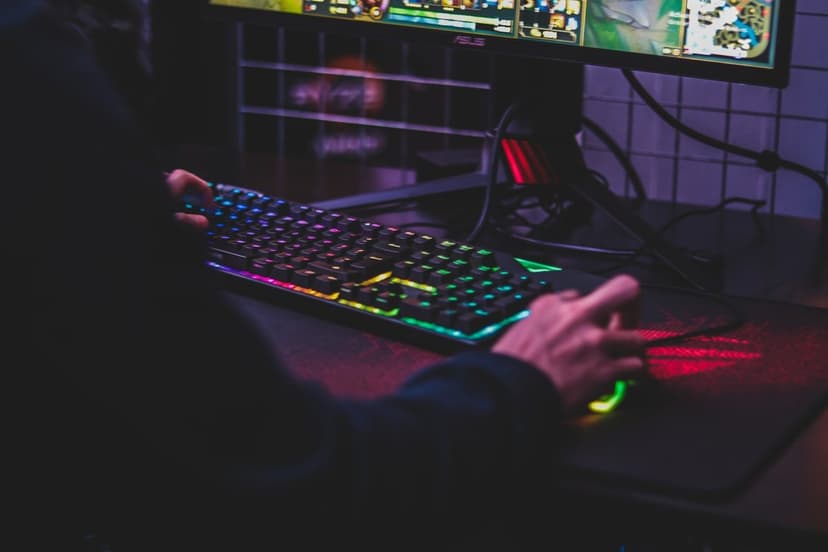 RGB oyun klavyesi ve oyun donanımı (temsili görsel)