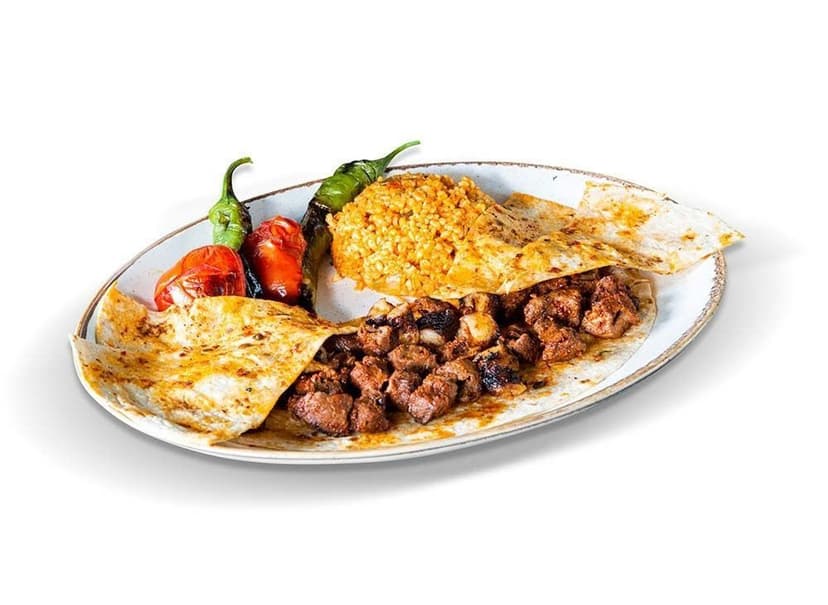 Kuzu çöp şiş, bulgur pilavı ve lavaş ile