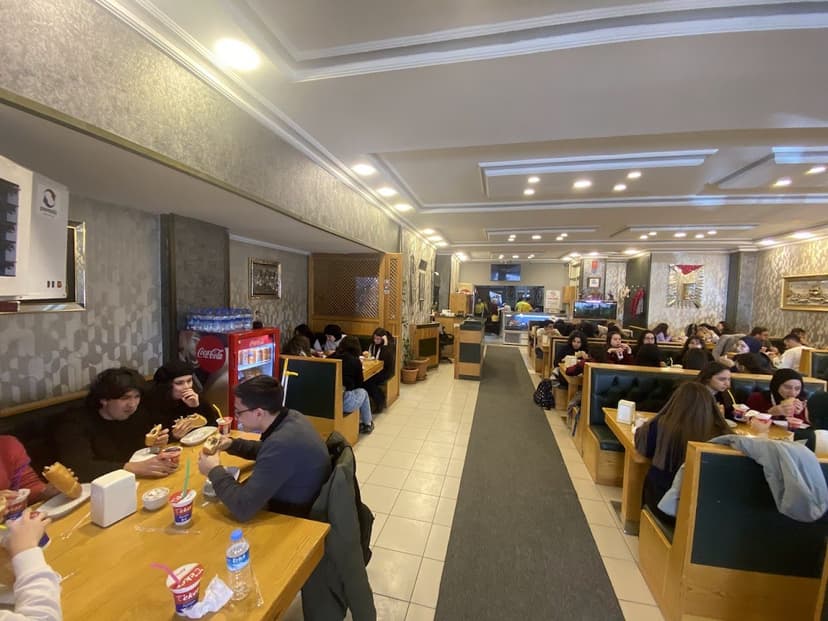 Geniş salondan bir görünüm