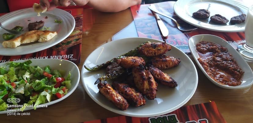 Köfte, tavuk şiş ve mevsim salatası