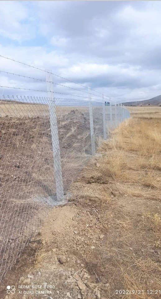 Dikenli tel takviyeli örgülü tel çit uygulaması