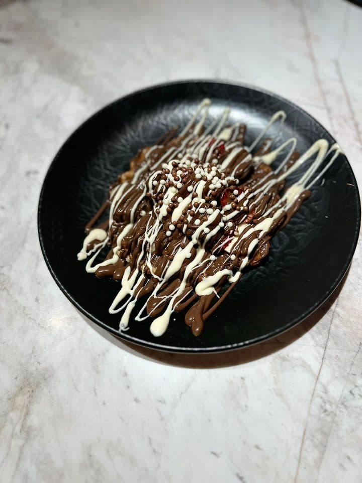 Çilekli Antep fıstıklı waffle