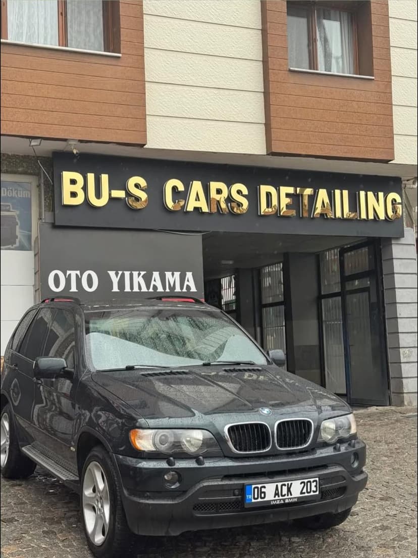 BU-S CARS DETAİLİNG tabelası ve mağaza cephesi