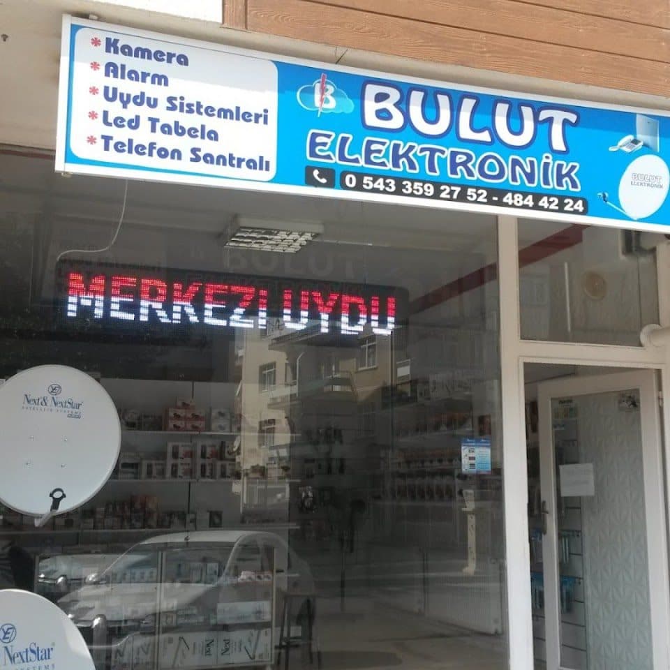 Mağaza cephesi ve kayan yazılı LED tabela
