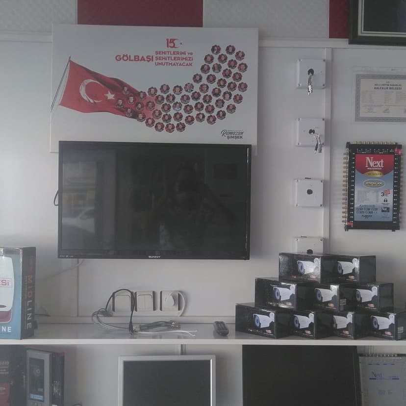 Mağaza içi — televizyon, güvenlik kameraları ve uydu ekipmanları