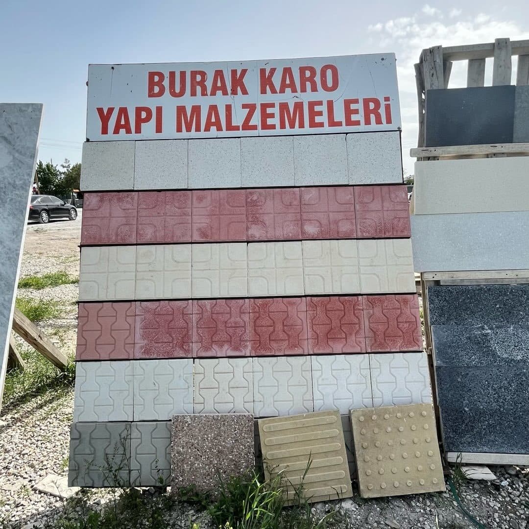 Burak Karo Yapı Malzemeleri dükkân tabelası ve karo örnekleri
