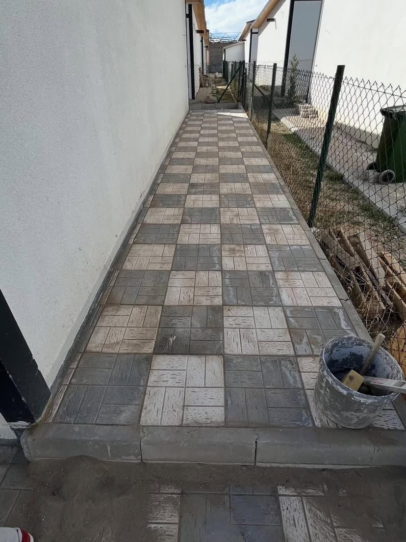 Dekoratif karo ile döşenmiş bahçe yolu