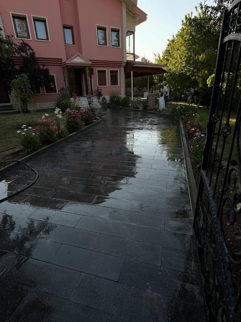 Bahçe avlusunda karo zemin döşeme uygulaması