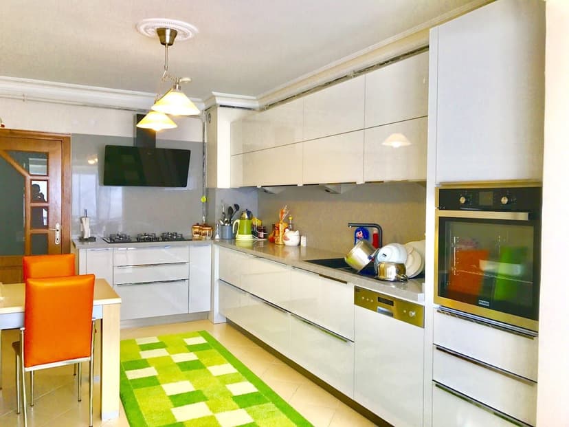 Showroom'da modern mutfak dolabı uygulaması